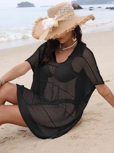 Texture détaillée du cache-maillot noir au crochet avec col en V et manches courtes