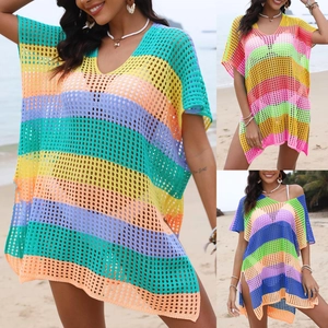 Détail de la tunique de plage en tricot à rayures colorées avec maille ajourée et fentes