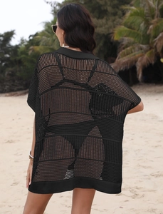 Vue arrière du cache-maillot de plage en crochet noir avec maille ajourée et col polo