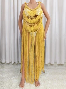 Détail de la robe de plage en crochet jaune avec maille ajourée complexe et longues franges