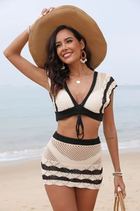 Détail de l'ensemble bikini deux pièces au crochet avec bordures contrastées et maille