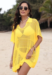 Détail du haut de plage en crochet jaune avec col polo et texture en maille ajourée