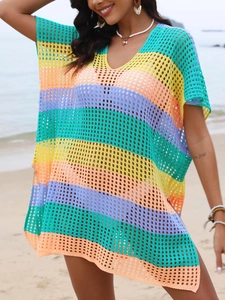 Détail de la maille crochetée colorée et des rayures ajourées sur la robe de plage