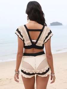 Détail de l'ensemble deux pièces bohème en crochet avec bordures contrastées et dos nu