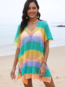 Détail de la tunique de plage en crochet à rayures colorées avec texture maille ajourée