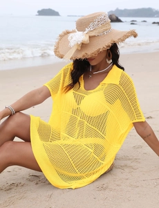 Détail du cache-maillot jaune en maille ajourée avec col en V et col polo chic