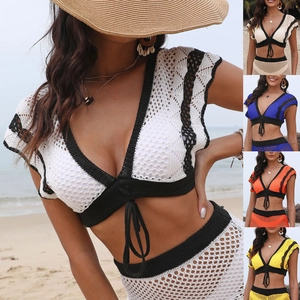 Dettaglio del set da spiaggia all'uncinetto con scollo a V, lacci incrociati e maglia