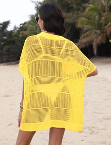 Vue détaillée du paréo de plage jaune vif en maille ajourée avec texture au crochet