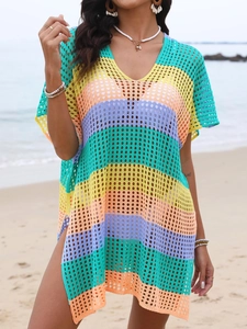 Détail de la robe de plage en crochet rayée avec maille ajourée et fentes latérales