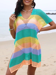 Gros plan sur la robe de plage crochetée rayée montrant la texture ajourée et le col en V