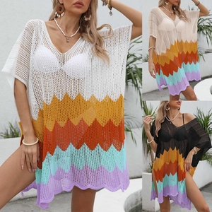 Drei Ansichten farbenfroher Strand-Strickkleider mit Wellenmuster und V-Ausschnitt-Design