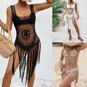 Détail de la robe de plage au crochet avec motifs circulaires et ourlet à longues franges