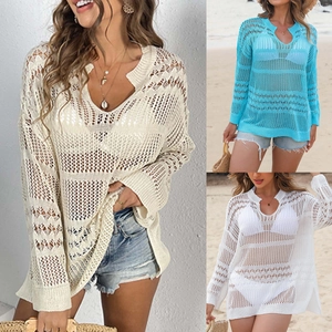 Détail de la tunique de plage au crochet ajouré avec col en V et manches longues