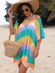 Détail de la robe de plage en crochet ajouré à rayures colorées et texture tissée