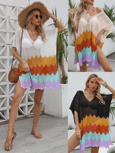 Nahaufnahme des Häkel-Strandkleids mit V-Ausschnitt, Wellenmuster und hohlem Strickdesign