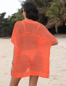 Vue arrière d'un cache-maillot de plage en crochet orange vif avec maille ajourée et aérée