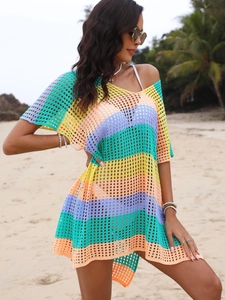 Détail du cache-maillot de plage en crochet à rayures colorées et maille ajourée