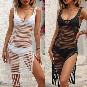 Détail de la robe de plage au crochet avec maille ajourée et longues franges douces