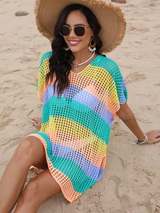 Détail d'une robe de plage en maille rayée arc-en-ciel avec texture crochet ajourée