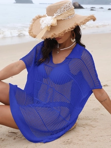 Détail de la texture au crochet bleu d'un cache-maillot de plage ample avec col en V