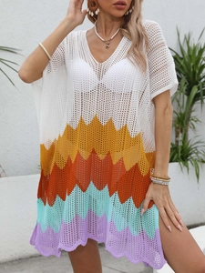 Nahaufnahme der hohlgehäkelten Textur und des Wellenmusters am Strand-Überwurfkleid