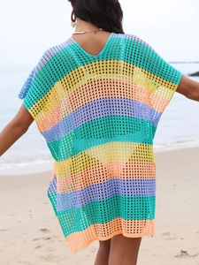 Vue détaillée du dos d'une robe de plage en crochet à rayures colorées et maille ajourée