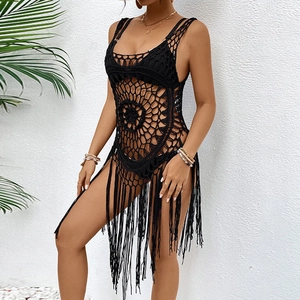 Détail du cache-maillot de plage en crochet noir avec motif toile et longues franges