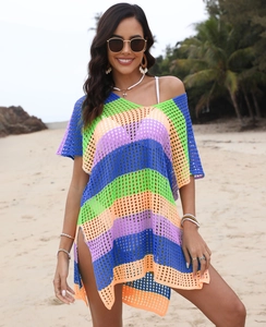 Détail de la maille crochet bohème et des rayures colorées sur cette tenue de plage