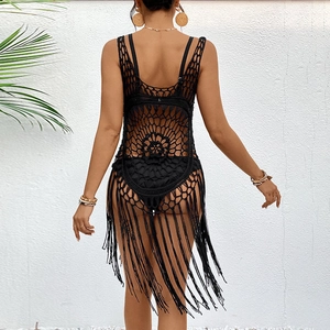 Vue détaillée du dos d'un cache-maillot noir au crochet avec motif mandala et franges