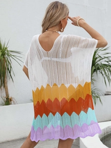 Detailansicht eines Häkel-Strandkleids mit weißer Spitze und bunten Wellenmustern