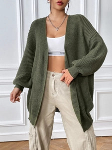 Gilet en maille vert foncé oversize pour femmes avec un haut court blanc tendance