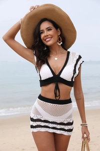 Détail de l'ensemble crochet deux pièces avec coutures contrastées noir et blanc et vagues