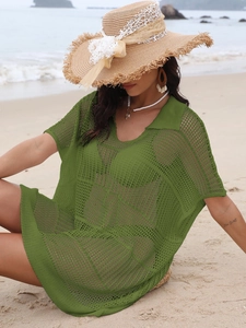 Détail d'un haut de plage vert en maille crochetée avec col en V et manches courtes