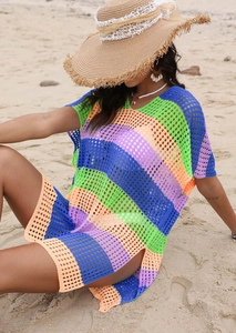 Détail d'un cache-maillot rayé coloré au crochet avec maille ajourée et fente latérale