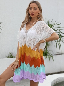 Damen Häkel-Strandkleid mit bunten Wellenstreifen und einem sexy V-Ausschnitt Design
