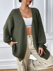 Gros plan du cardigan en maille épaisse vert armée avec texture et épaules tombantes