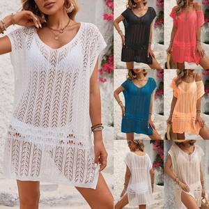 Détails de la maille crochetée et six options de couleurs pour cette robe de plage