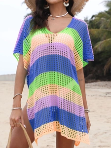 Détail d'une robe de plage au crochet à rayures colorées avec maille ajourée et col en V