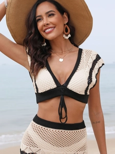 Dettaglio ravvicinato della trama in maglia all'uncinetto di questo top da spiaggia con scollo a V