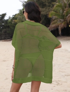 Détail de la texture en maille verte et du dos d'un cardigan de plage ample et chic