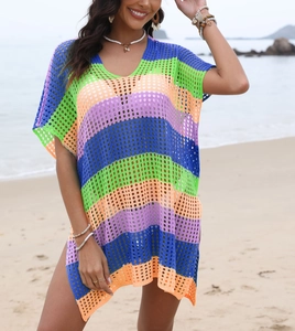 Détail de la texture en maille ajourée à rayures colorées sur une robe de plage
