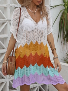 Detail der Strickstruktur des Strand-Cover-ups mit bunten Wellenstreifen und V-Ausschnitt