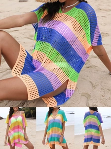 Vue détaillée de la robe de plage crochetée à rayures colorées avec fentes et maille ajourée