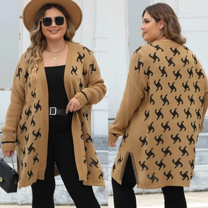 Dettaglio di un cardigan lungo color cammello con jacquard nero e spacchi