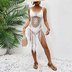 Vue détaillée du paréo de plage en crochet blanc avec franges et motifs floraux