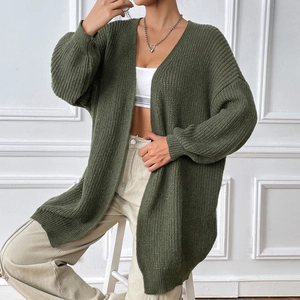 Détail du cardigan en maille vert foncé montrant la texture douce et le col en V décontracté