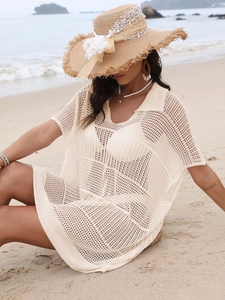 Détail du cache-maillot de plage en crochet beige avec col polo et maille filet