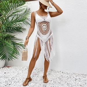 Détails du cache-maillot blanc au crochet avec motif floral ajouré et finitions en franges