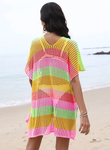 Détails de la maille au crochet rayée et colorée pour cette robe de plage d'été