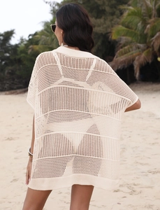 Vue arrière du cache-maillot en crochet beige avec design en maille ajourée ample